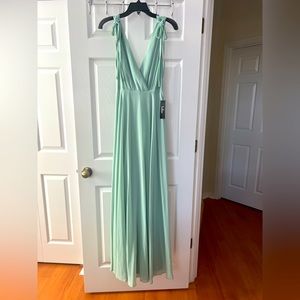 Lulus soft green floor length dress size medium. Never worn. Perfect for prom!